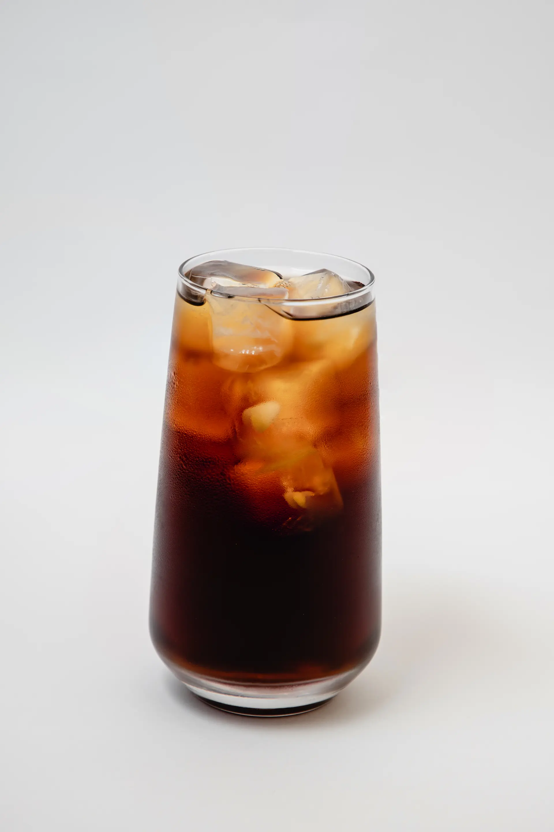Cold brew de Deux servido con hielo sobre fondo claro