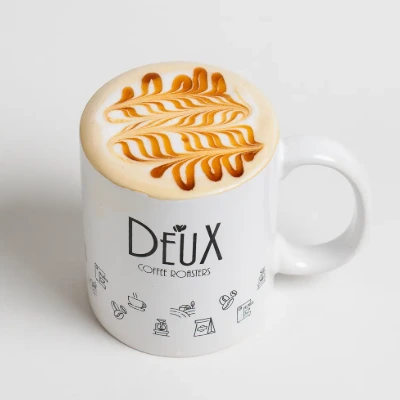 Latte servido en taza de Deux para disfrutar en el local