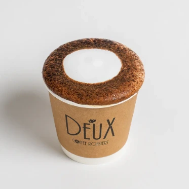 Cappuccino servido en vaso para llevar
