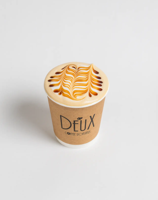 Latte caliente con arte latte de caramelo